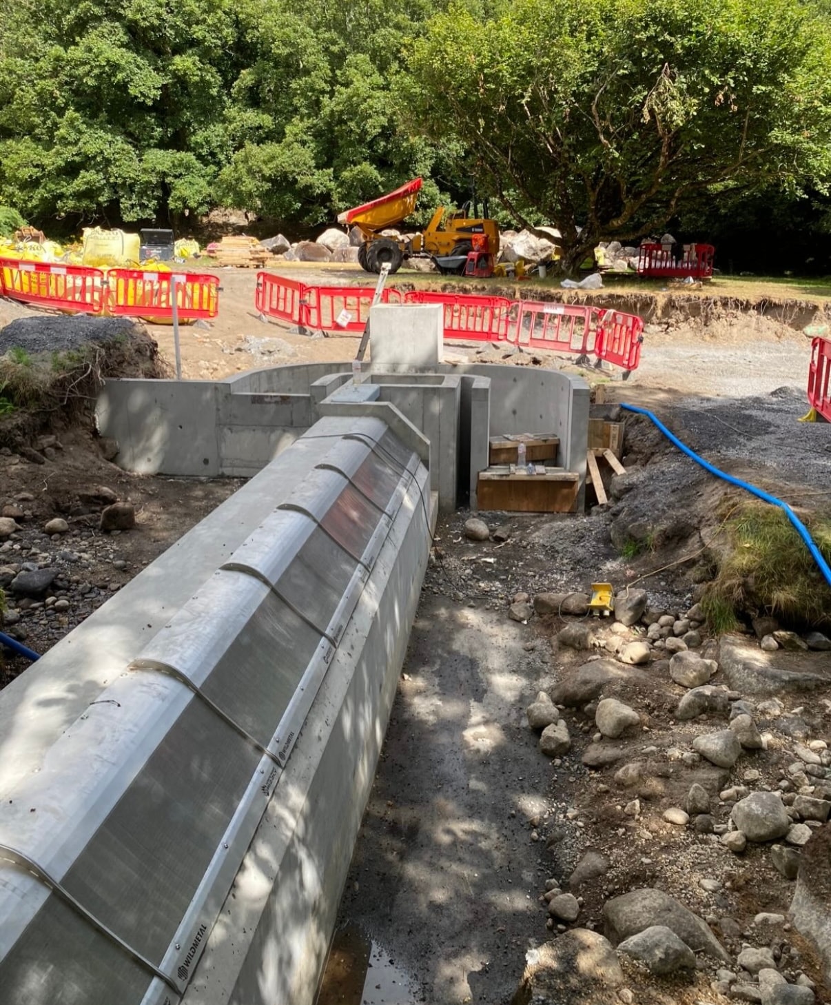 Weir structure with curved walls and formwork panels